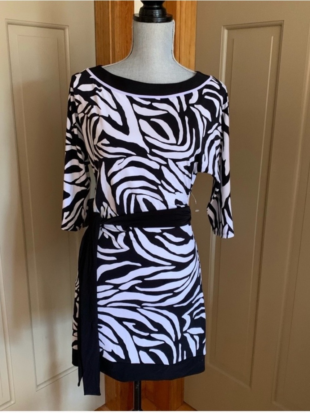 White House Black Market Black/ White Zebra Knit Belted Shift Dress
Scoop L